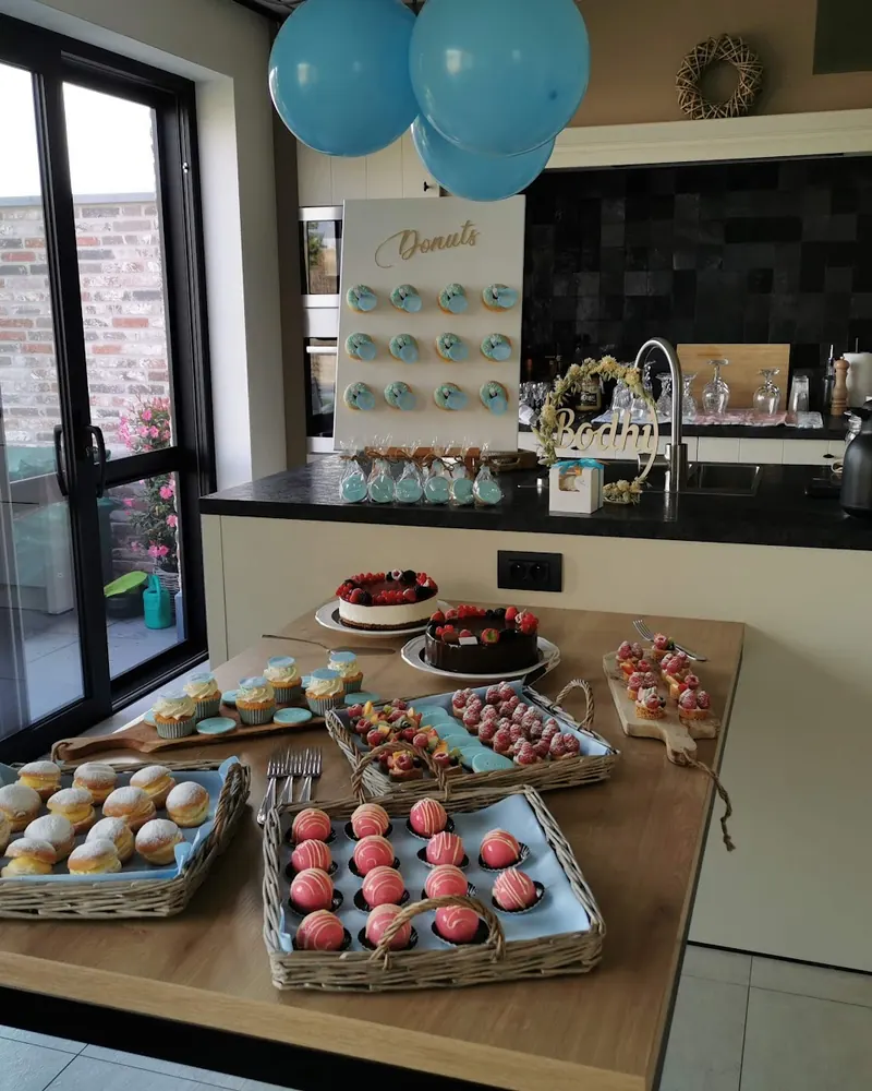 Dessertbuffet met gebak en desserts in een feestzaal