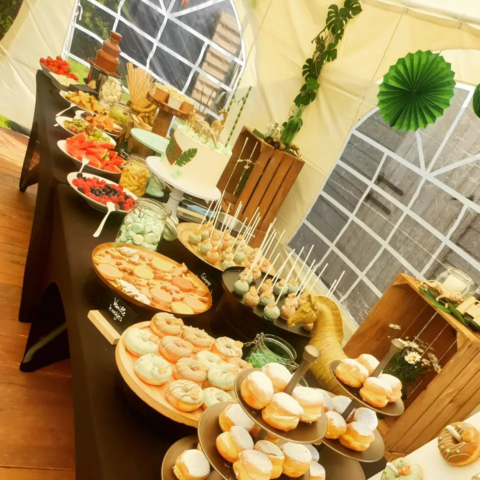 Uitgebreid dessertbuffet in junglethema met donuts, soezen en mini-desserts
