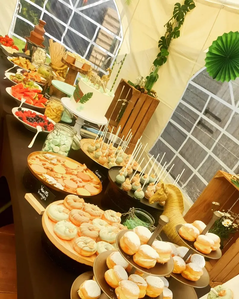 Uitgebreid dessertbuffet in junglethema met donuts, soezen en mini-desserts