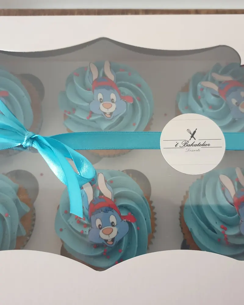 Geschenkdoos met blauwe cupcakes met konijnfiguurtjes