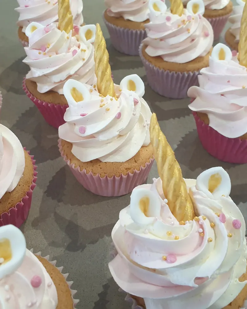 Eenhoorncupcakes met gouden hoorntjes