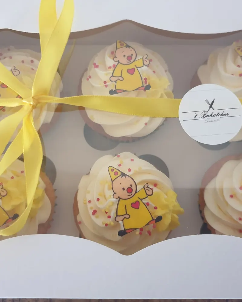 Geschenkdoos met gele cupcakes met tekenfilmfiguurtjes