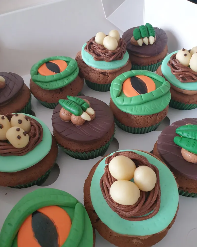 Junglecupcakes met slangenogen en eitjes in een nestje