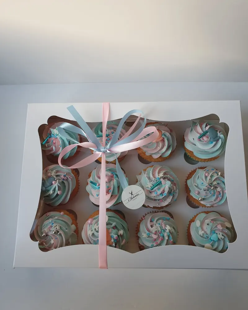 Doos pastelkleurige cupcakes met strik