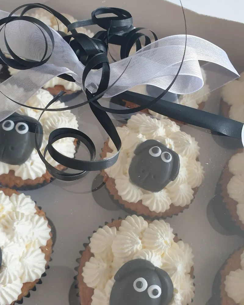 Cupcakes met schaapjes van suikerpasta