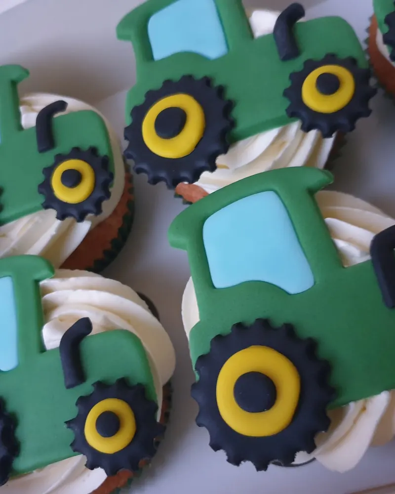 Cupcakes met groene tractoren
