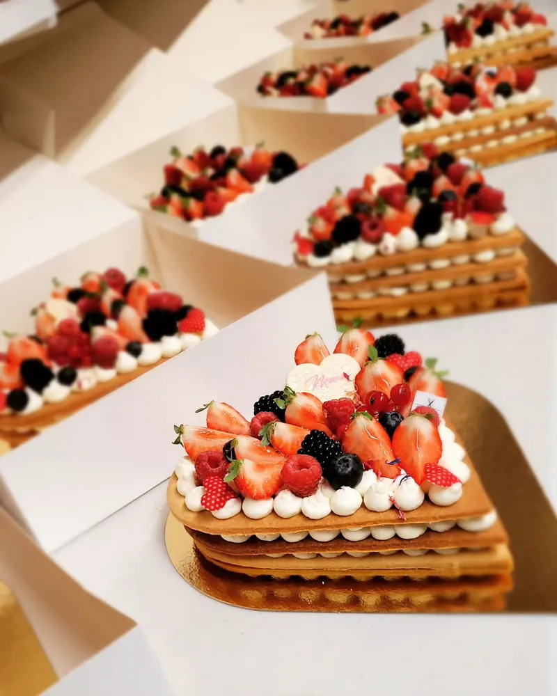Lettertaarten met vers fruit, klaar in hun doos om af te halen