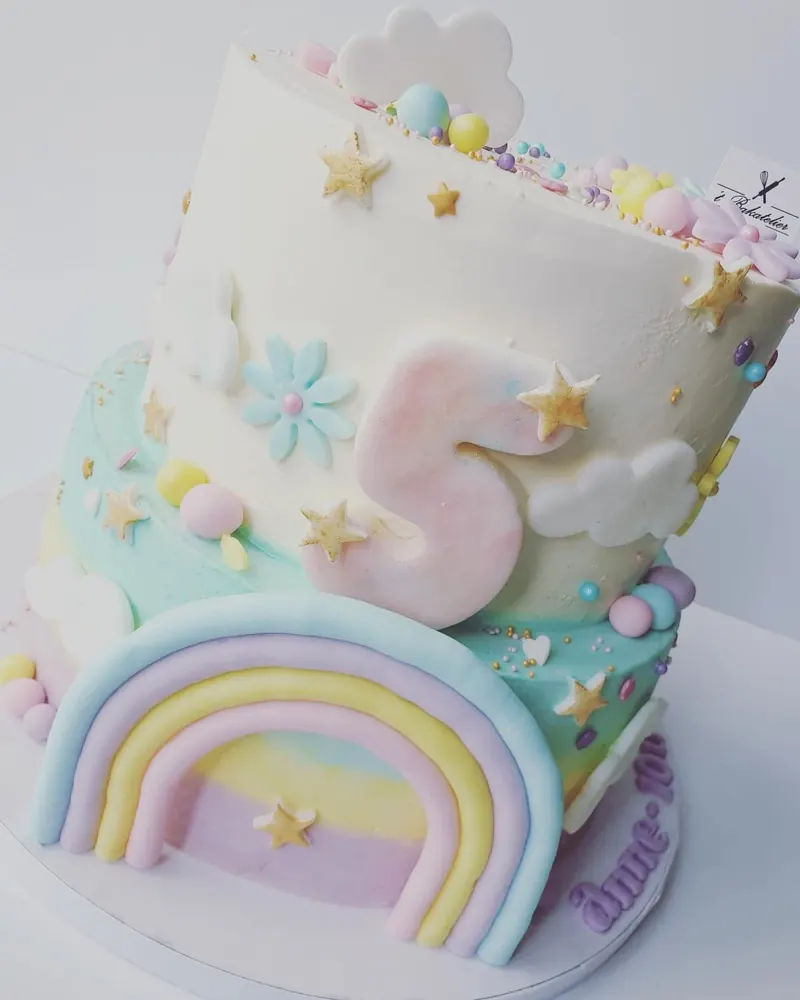 Scheve pastelregenboogtaart met cijfer 5