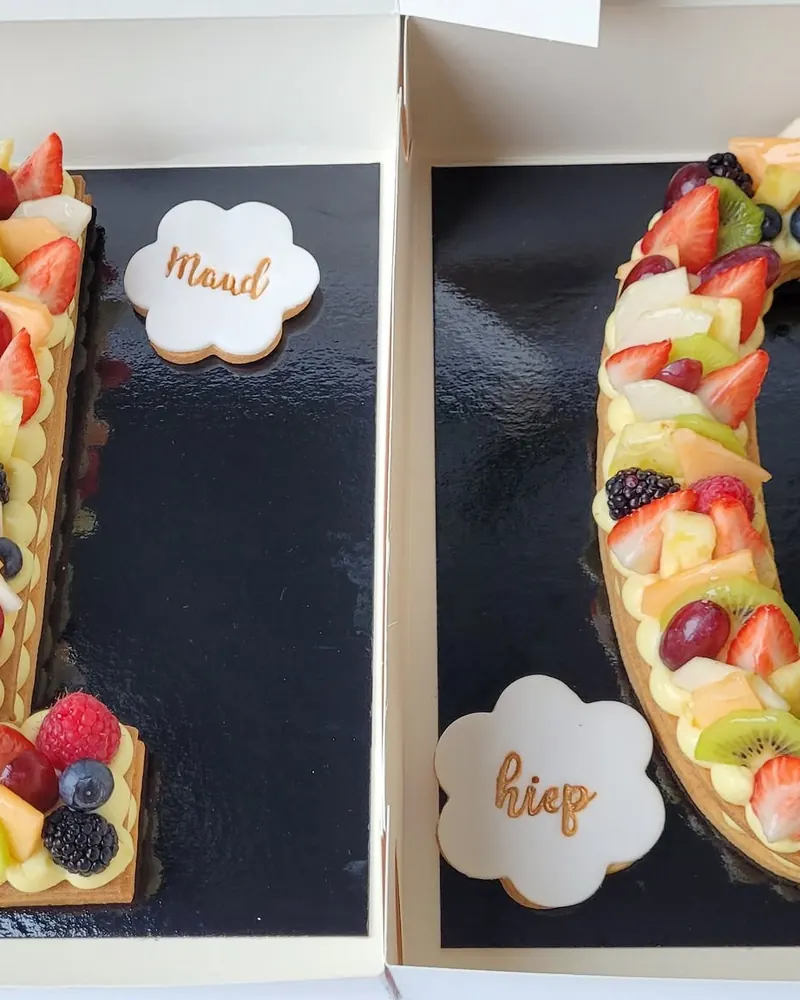 Cijfertaart 10 met vers fruit in twee dozen