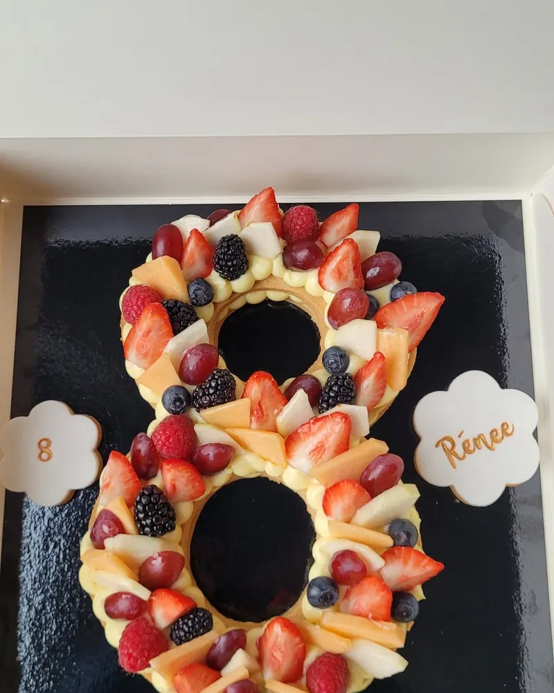 Cijfertaart 8 met vers fruit